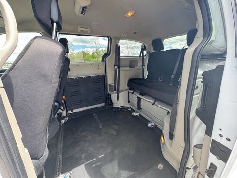 Used 2018 Dodge Grand Caravan SE FWD image 12