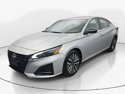 Used 2024 Nissan Altima 2.5 SV image 5