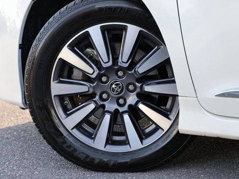 Used 2018 Toyota Sienna XLE image 8