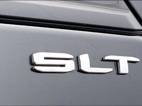 Used 2022 GMC Terrain SLT w/ Infotainment Package II FWD image 9
