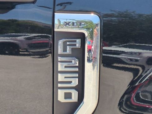 Used 2022 Ford F250 XLT w/ XLT Premium Package AWD/4WD image 13