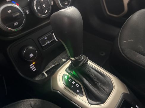 Used 2017 Jeep Renegade Latitude w/ Popular Equipment Group image 27