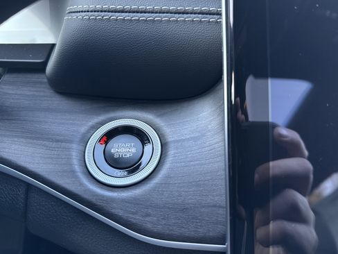 New 2025 Jeep Grand Cherokee Limited w/ MOPAR Finishing Package AWD/4WD image 16