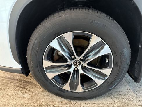 Used 2024 Toyota Highlander XLE AWD/4WD image 19