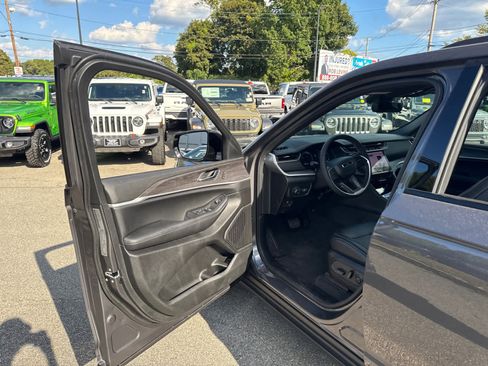New 2025 Jeep Grand Cherokee Limited w/ Black Appearance Package image 11