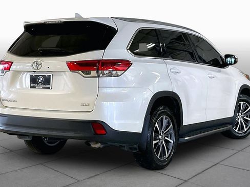 Used 2019 Toyota Highlander XLE FWD image 12