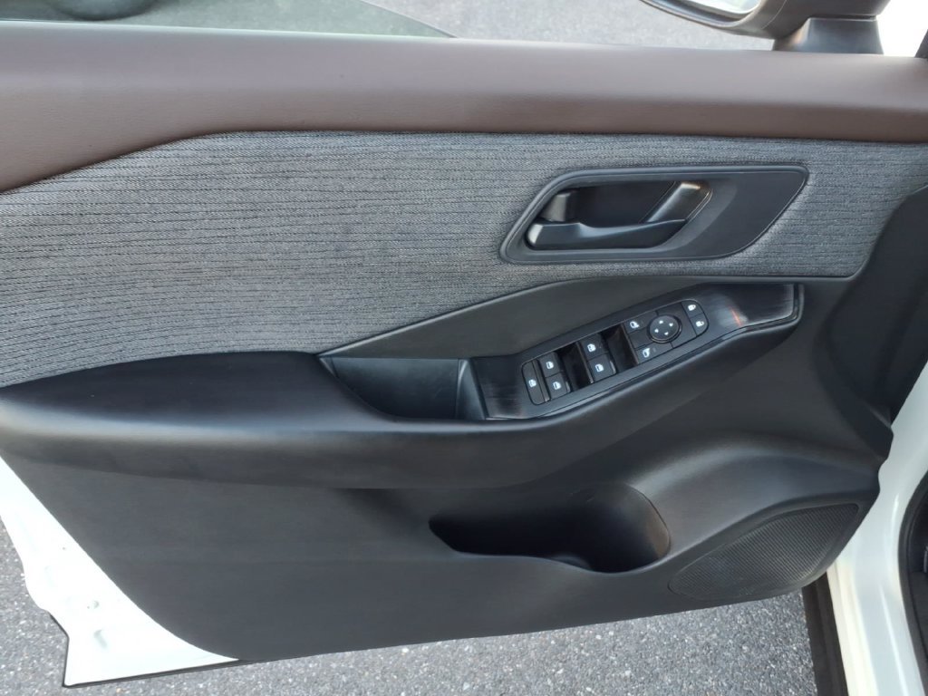 Used 2023 Nissan Rogue S FWD image 15