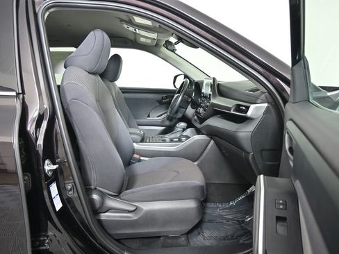 Used 2020 Toyota Highlander LE AWD/4WD image 13