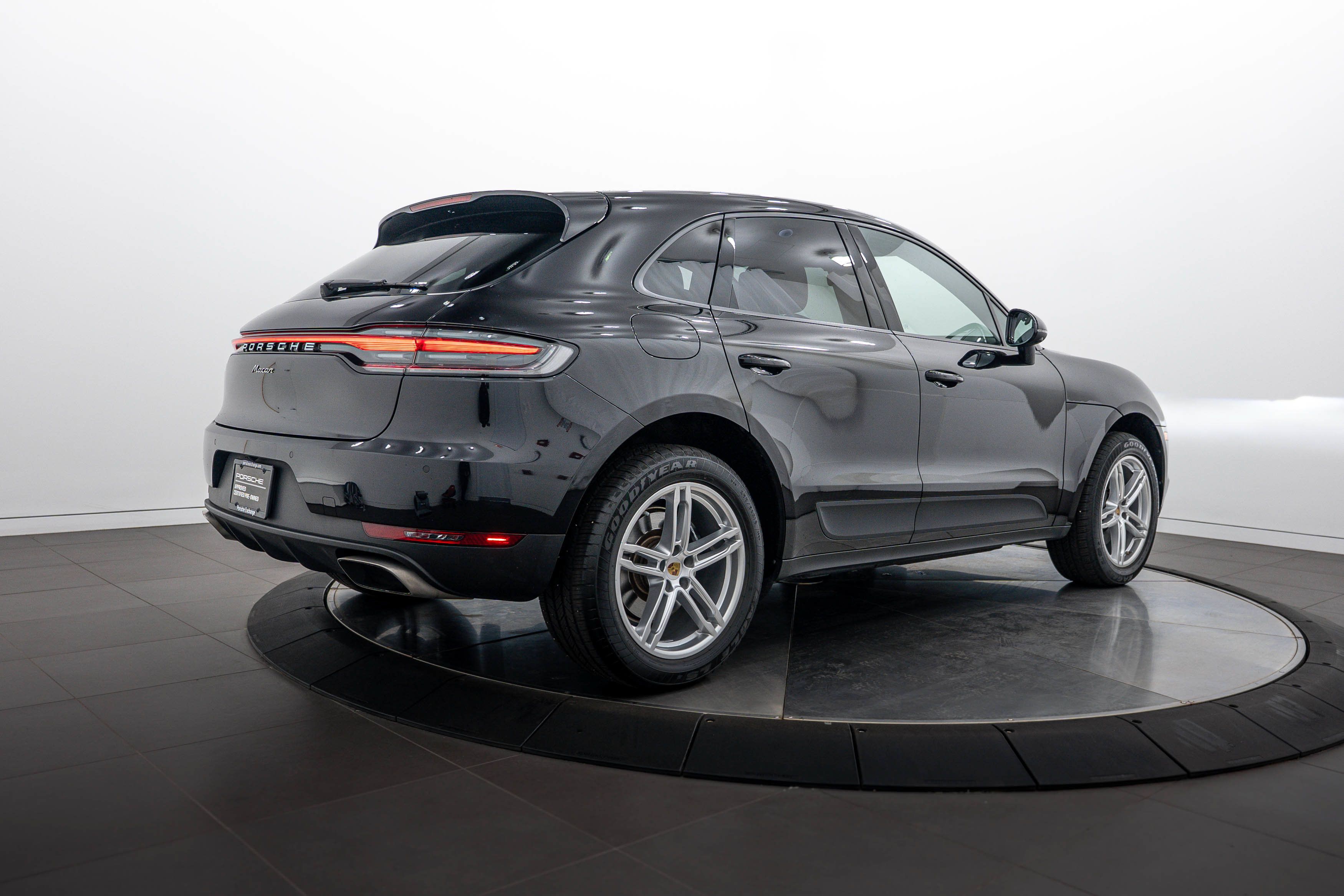 Certified 2021 Porsche Macan AWD/4WD image 7