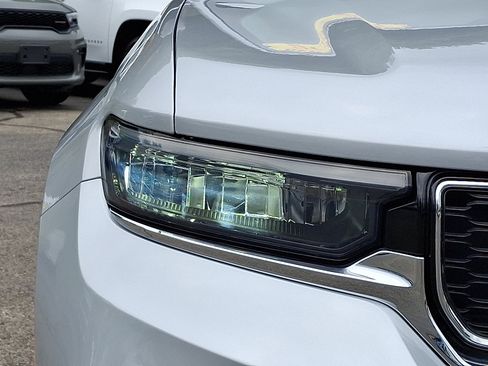 Certified 2023 Jeep Grand Cherokee Limited AWD/4WD image 9