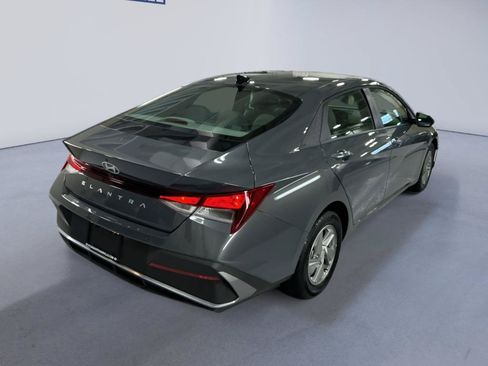 Used 2026 Hyundai Elantra SE FWD image 4