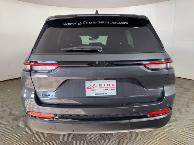 Used 2023 Jeep Grand Cherokee Altitude AWD/4WD image 14