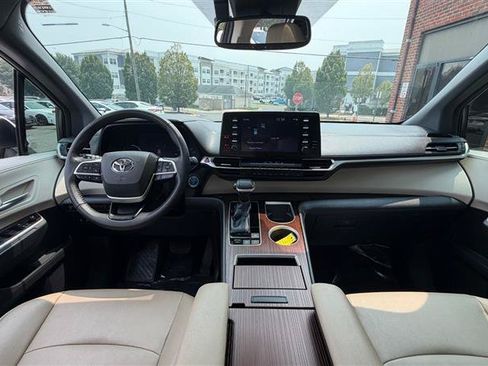 Used 2023 Toyota Sienna XSE FWD image 27