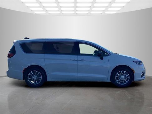 New 2026 Chrysler Pacifica Select image 6