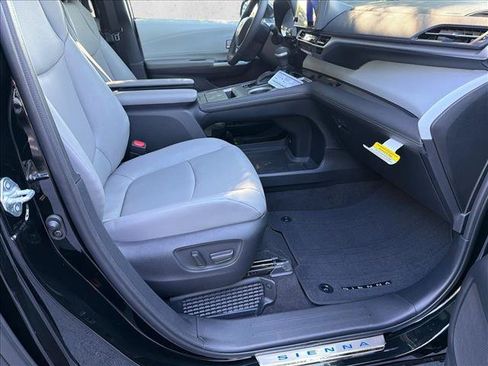 Used 2026 Toyota Sienna XLE FWD image 13