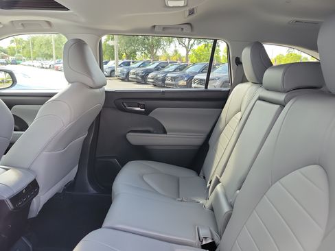 Certified 2025 Toyota Highlander XLE AWD/4WD image 17