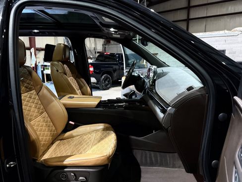 Used 2021 Cadillac Escalade ESV Premium Luxury w/ LPO, Illumination Package AWD/4WD image 26