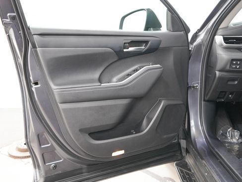 Used 2024 Toyota Highlander XLE AWD/4WD image 20