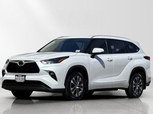 Used 2023 Toyota Highlander XLE w/ Protection Package #3 (TMS) FWD image 7