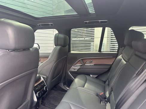 Used 2025 Land Rover Range Rover SE AWD/4WD image 10
