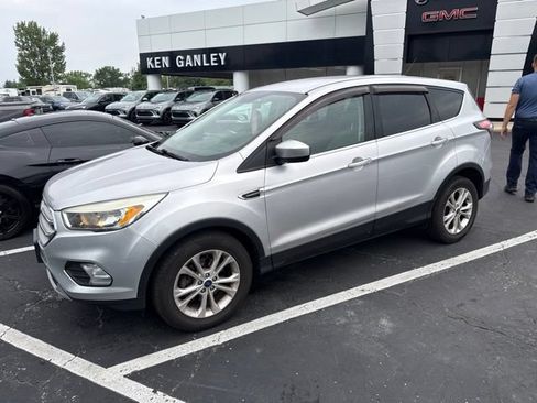 Used 2017 Ford Escape SE w/ SE Cold Weather Package FWD image 4
