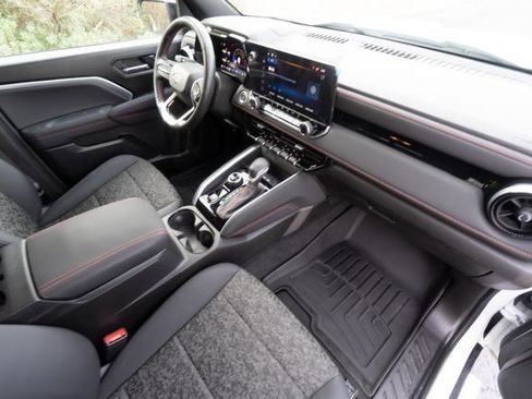 Used 2024 Chevrolet Colorado Z71 w/ Z71 Convenience Package 2 image 25