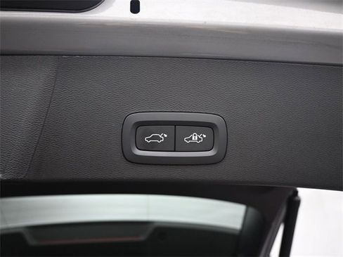 Used 2024 Volvo XC40 B5 Plus image 31