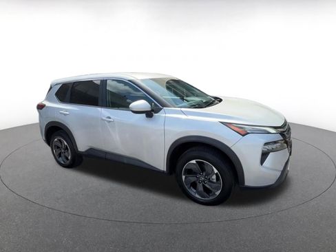 Used 2025 Nissan Rogue SV image 2