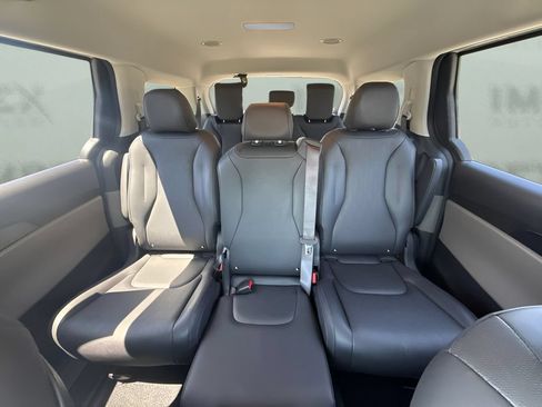 Used 2026 Kia Carnival LXS FWD image 6