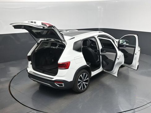 Used 2022 Volkswagen Taos SE FWD image 29