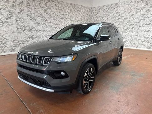 Used 2023 Jeep Compass Limited AWD/4WD image 3