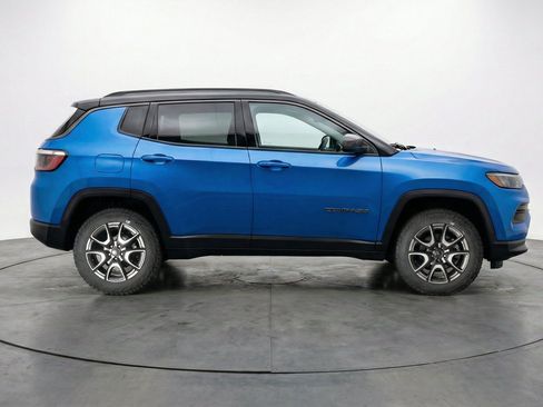 Used 2025 Jeep Compass Trailhawk AWD/4WD image 11