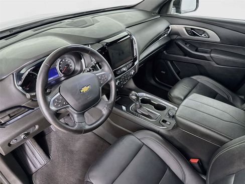 Used 2022 Chevrolet Traverse LT w/ LT Premium Package FWD image 11