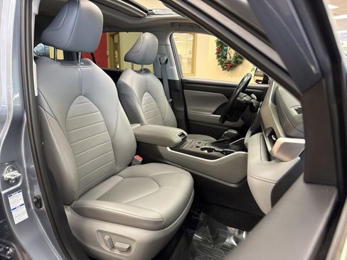 Used 2021 Toyota Highlander XLE image 18