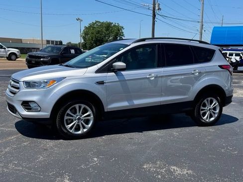 Used 2018 Ford Escape SE FWD image 3