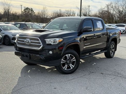Used 2016 Toyota Tacoma TRD Sport image 3