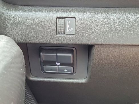 Used 2024 Chevrolet Colorado W/T image 17