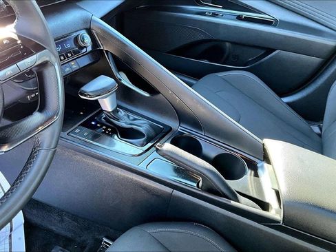 Used 2025 Hyundai Elantra Sport image 16