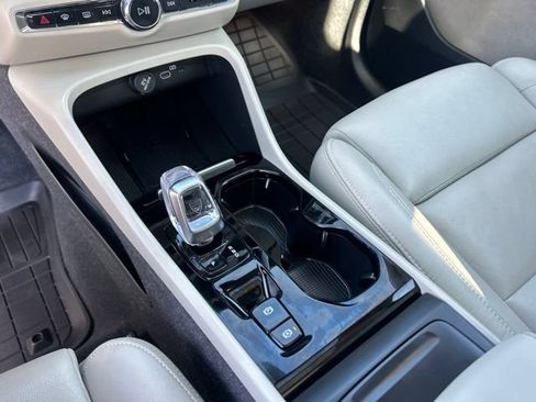 Used 2024 Volvo XC40 B5 Plus w/ Protection Package Premier AWD/4WD image 25
