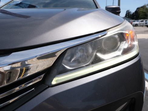 Used 2017 Honda Accord EX image 9