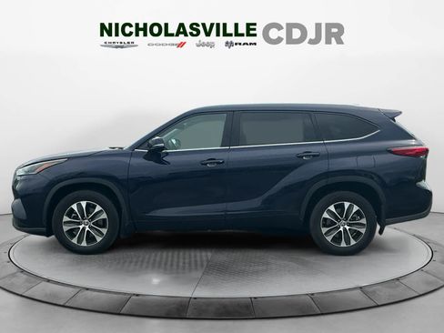 Used 2021 Toyota Highlander XLE AWD/4WD image 2