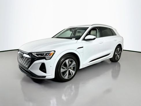 Used 2024 Audi Q8 e-tron Premium Plus AWD/4WD image 3