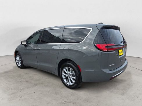 Used 2025 Chrysler Pacifica Select image 3