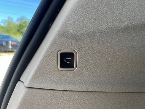 Used 2023 Chrysler Pacifica Touring-L FWD image 10