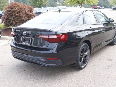 Used 2022 Volkswagen Jetta SE w/ Panoramic Sunroof Package image 3