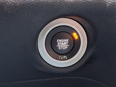 Used 2025 Chrysler Pacifica Select image 30