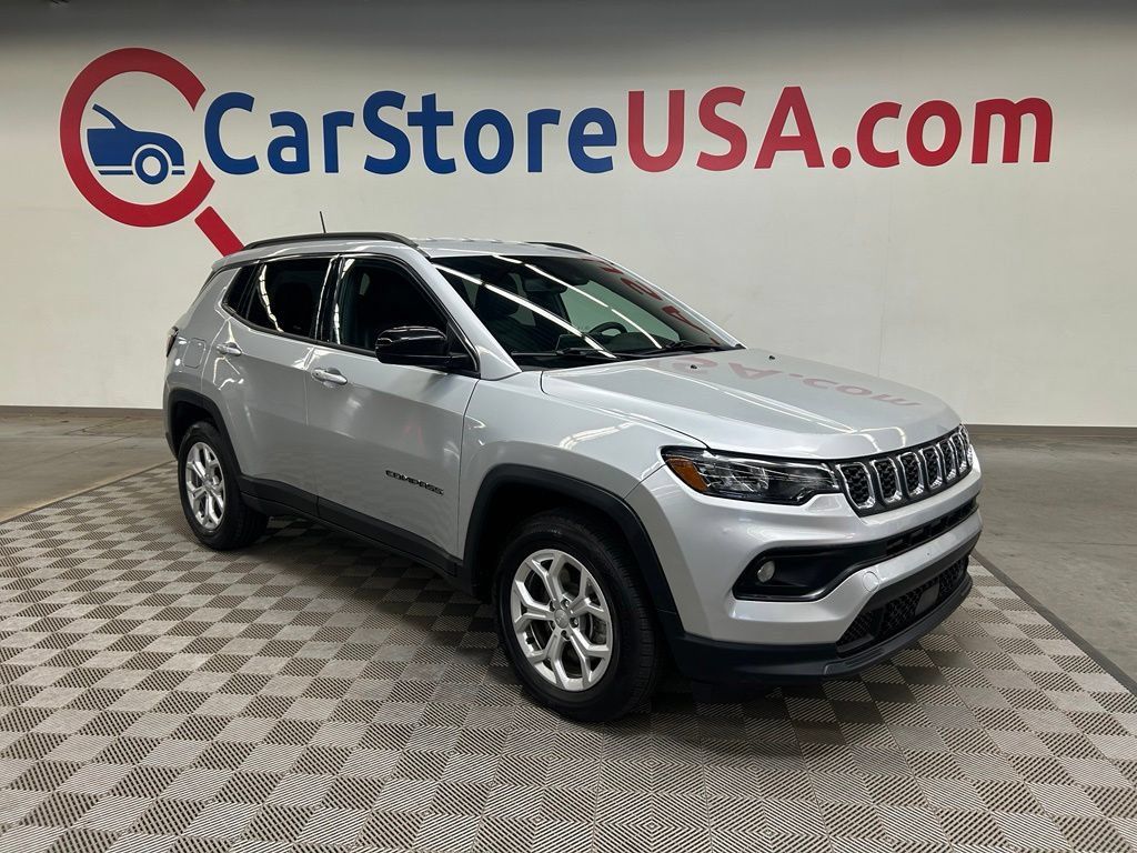 Used 2024 Jeep Compass Latitude AWD/4WD image 1
