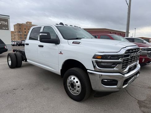 Used 2025 RAM 3500 Tradesman w/ Chrome Appearance Group RWD image 7