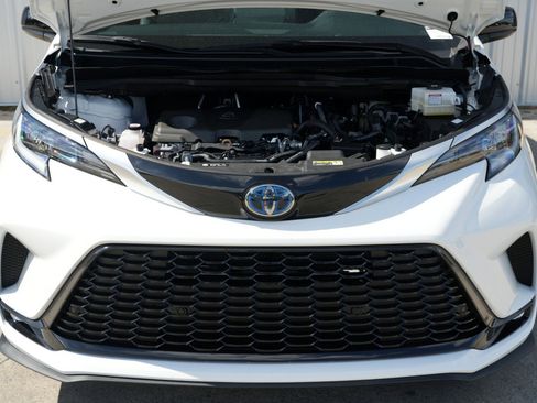 Used 2024 Toyota Sienna XSE image 8