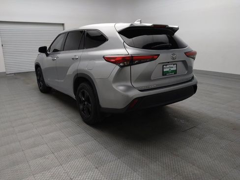 Used 2021 Toyota Highlander LE AWD/4WD image 5
